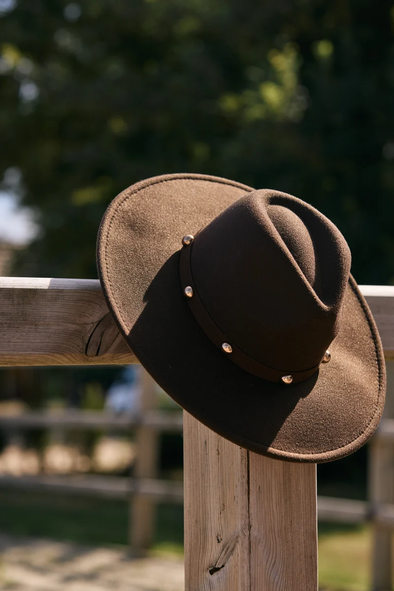 Hoed Met Studs Brown
