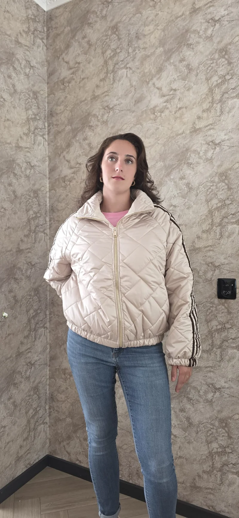Beige Gewatteerde Damesjas met Strepen – Sportief & Stijlvol