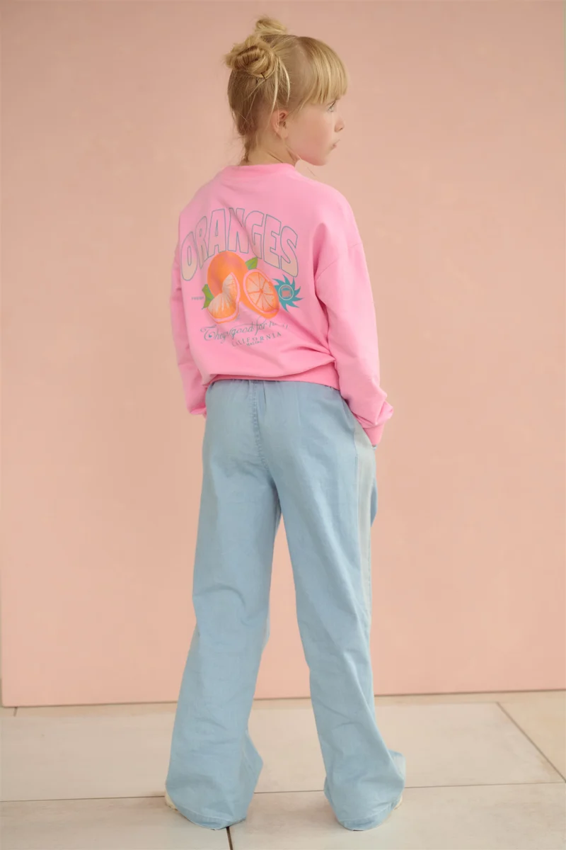 Konono Sweater met Orange rugprint Roze