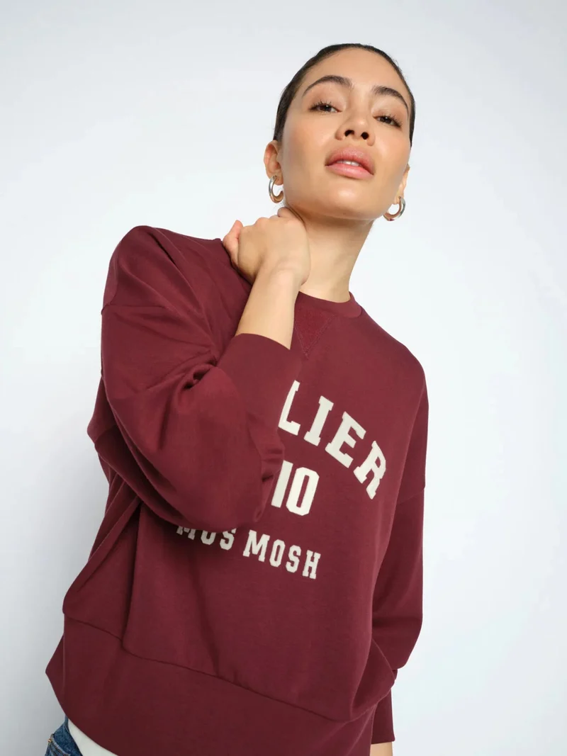 Bordeaux sweater met varsity print mmnima