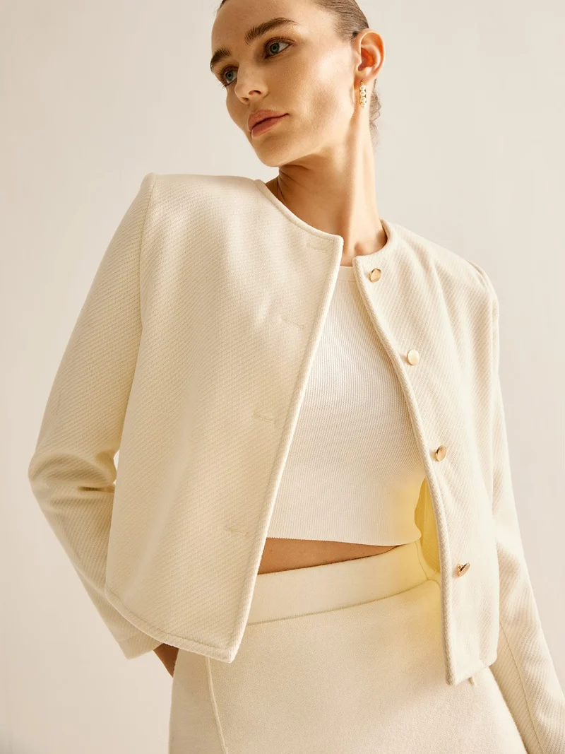 Anja | Stijlvolle Off-White Cropped-Jack met gouden knopen