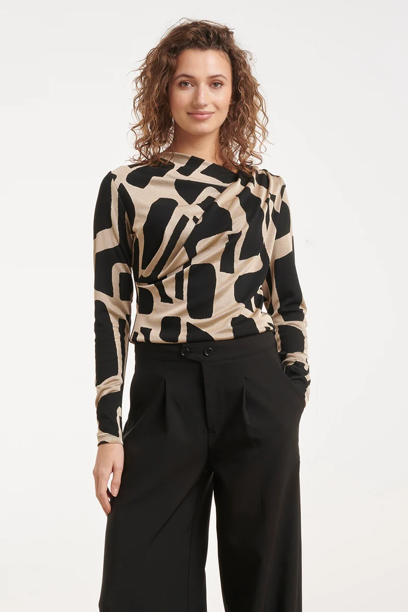 Asymmetrische Drapering Top Met Een Abstracte Print In Zwart En Beige | Sand - Black