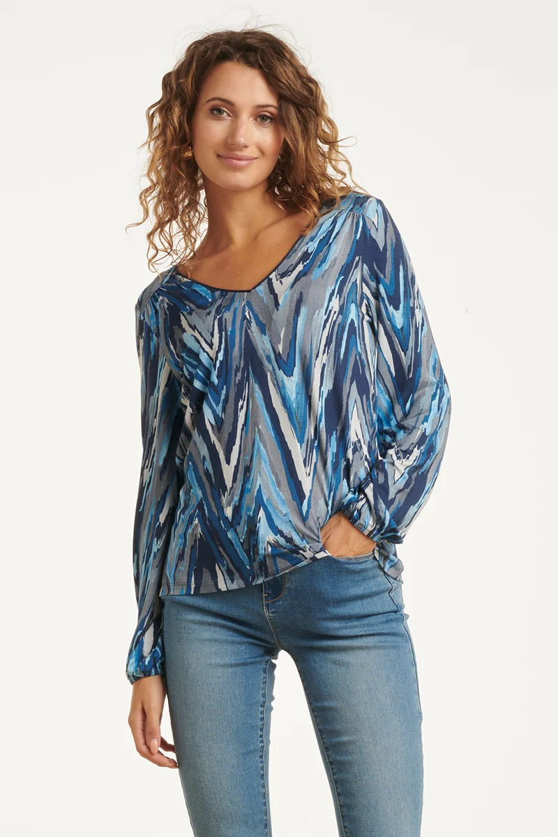 25683 Damesgetailleerd Zig Zag Geprint Top | Light Blue - Grey