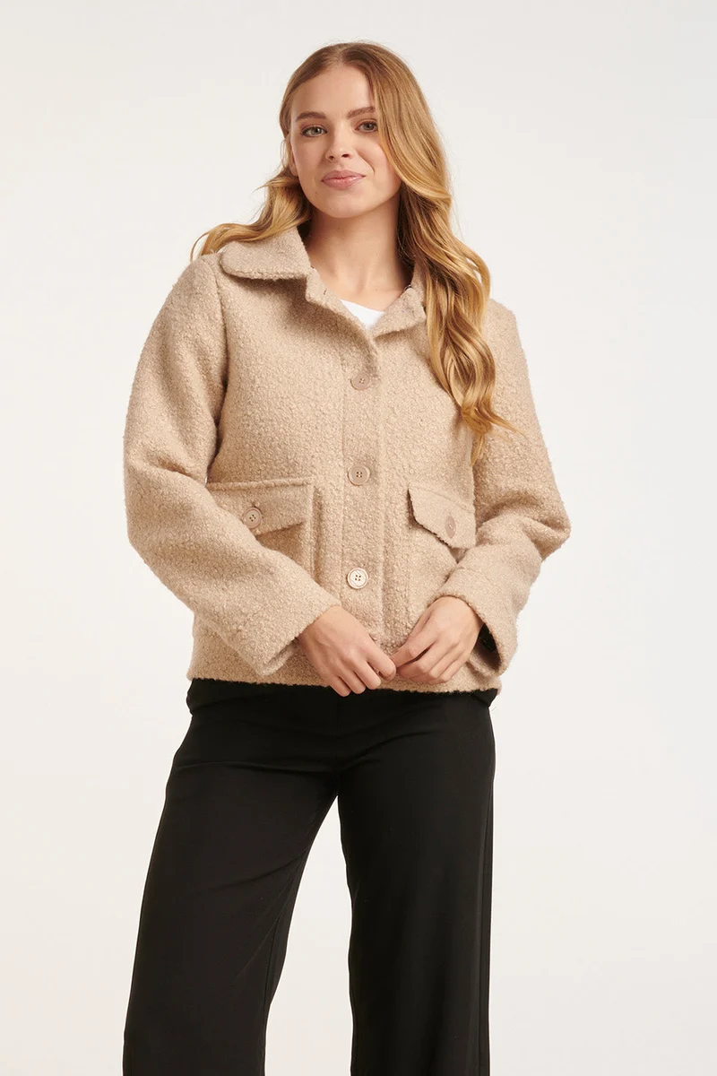 24708 Beige Korte Jas Met Grote Zakken | Sand