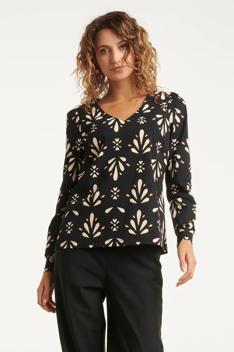 25661 Zwart En Wit Getailleerde Top Met Ornamentaal Print In Travelkwaliteit | Black - Off White