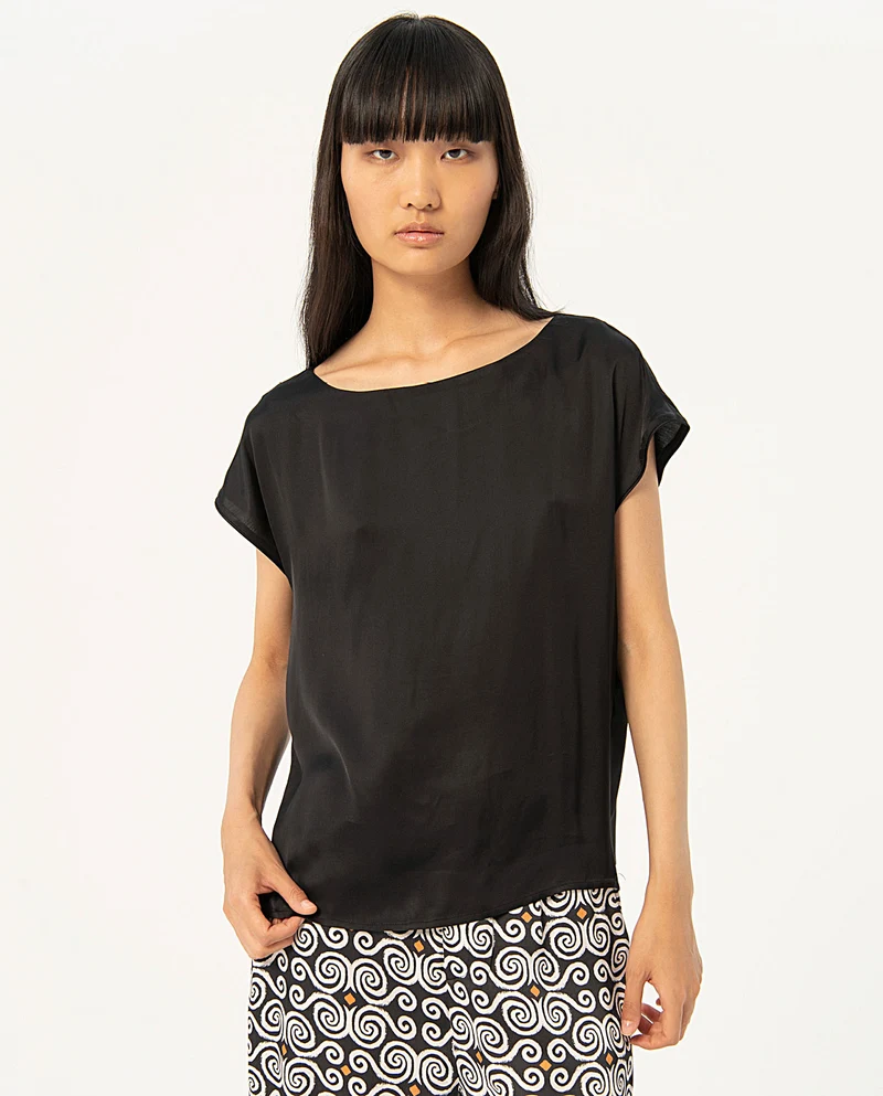 Surkana wide blouse with boat neck and short sleeves black