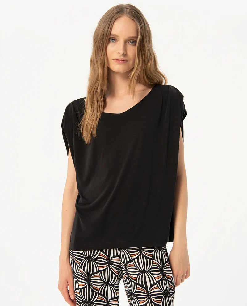 Surkana t-shirt with wide neckline and pleats on shoulders black