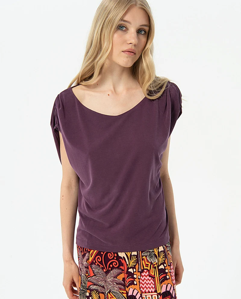Surkana t-shirt with wide neckline and pleats on shoulders maroon