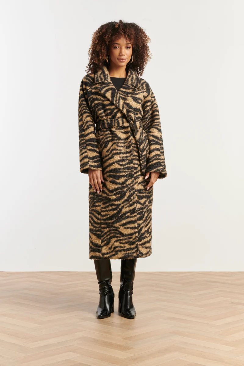 25545 Lange Bouclé Jas Met Zebraprint In Camel En Zwart | Camel - Black