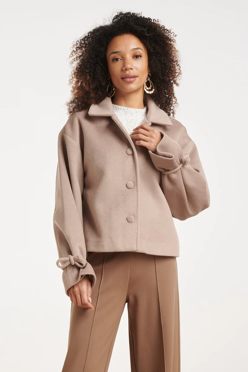 Kort Jas Met Strikdetails Aan De Mouwen | Stone