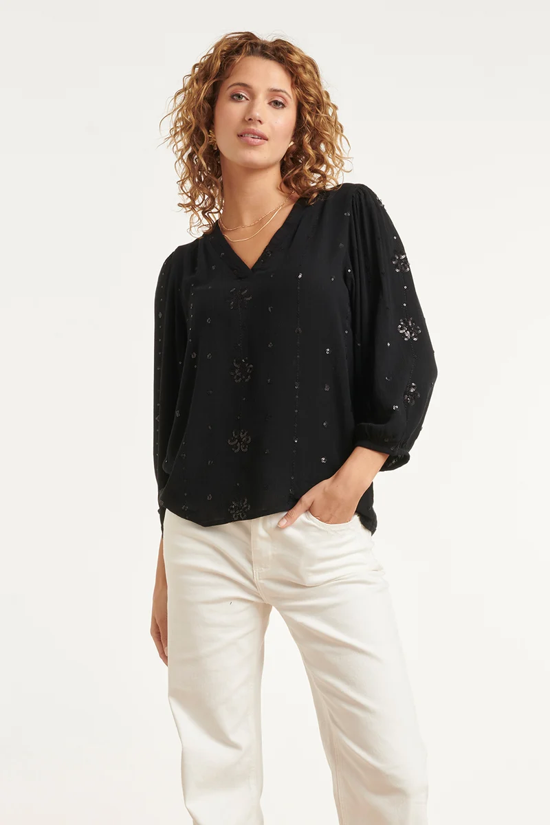 Zwarte Blouse Met Subtiel Goudkleurig Borduursel En V-Hals | Black