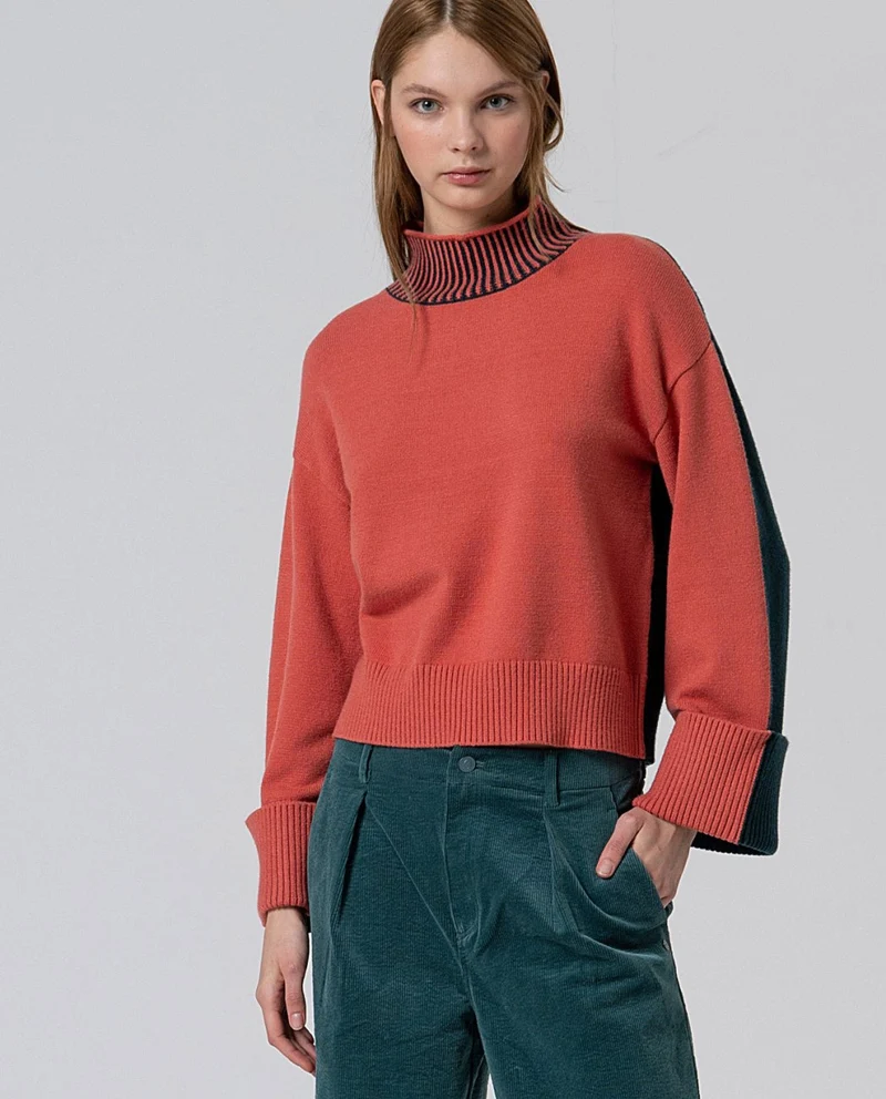 Surkana high-neck sweater with color contrasts tile