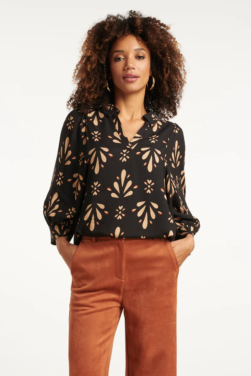 25598 Ornament Geprint Top In Zwart En Camel | Black - Camel