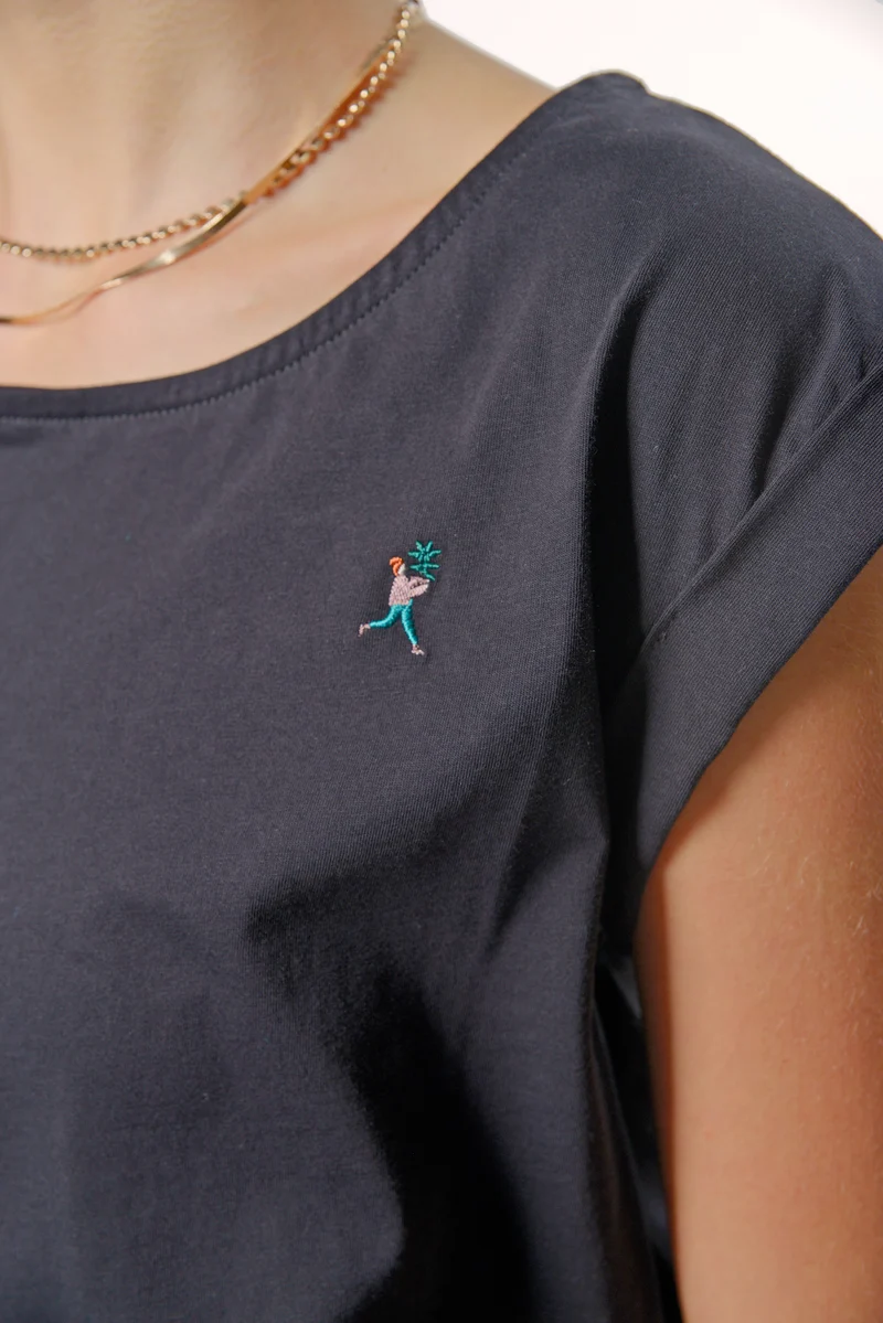 Zwart t-shirt met klein borduursel | UVR Berlin FE sellyina