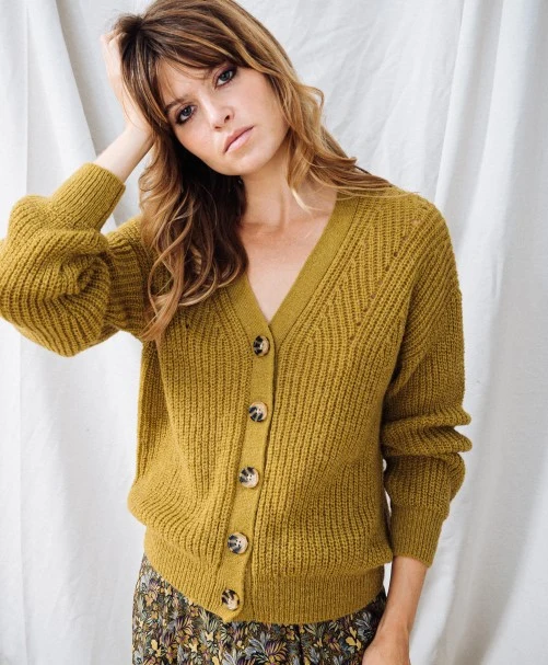 Geel vest met V-hals | C'est beau la vie flore G gilet point chainette bt corne mousse