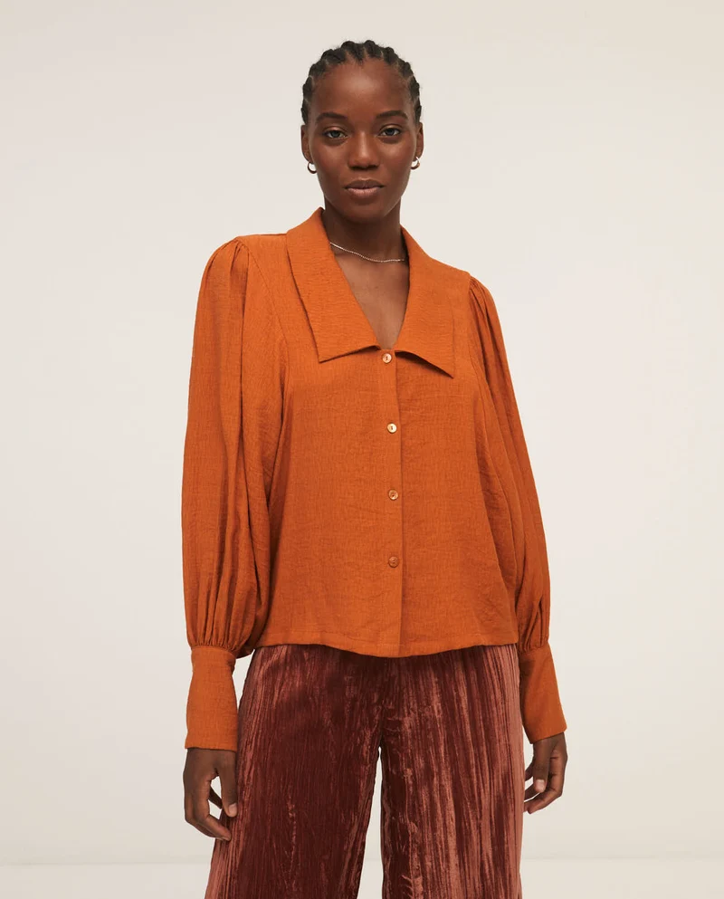 Wijdvallende blouse in overhemdstijl | Surkana blouse with large neck and puffy sleeve tile