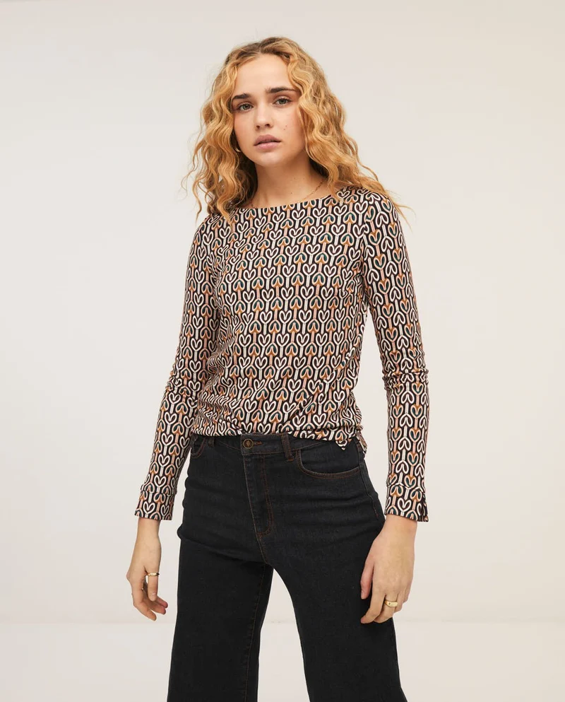 Top met grafische print | Surkana t-shirt boat neckline and buttons in the back black