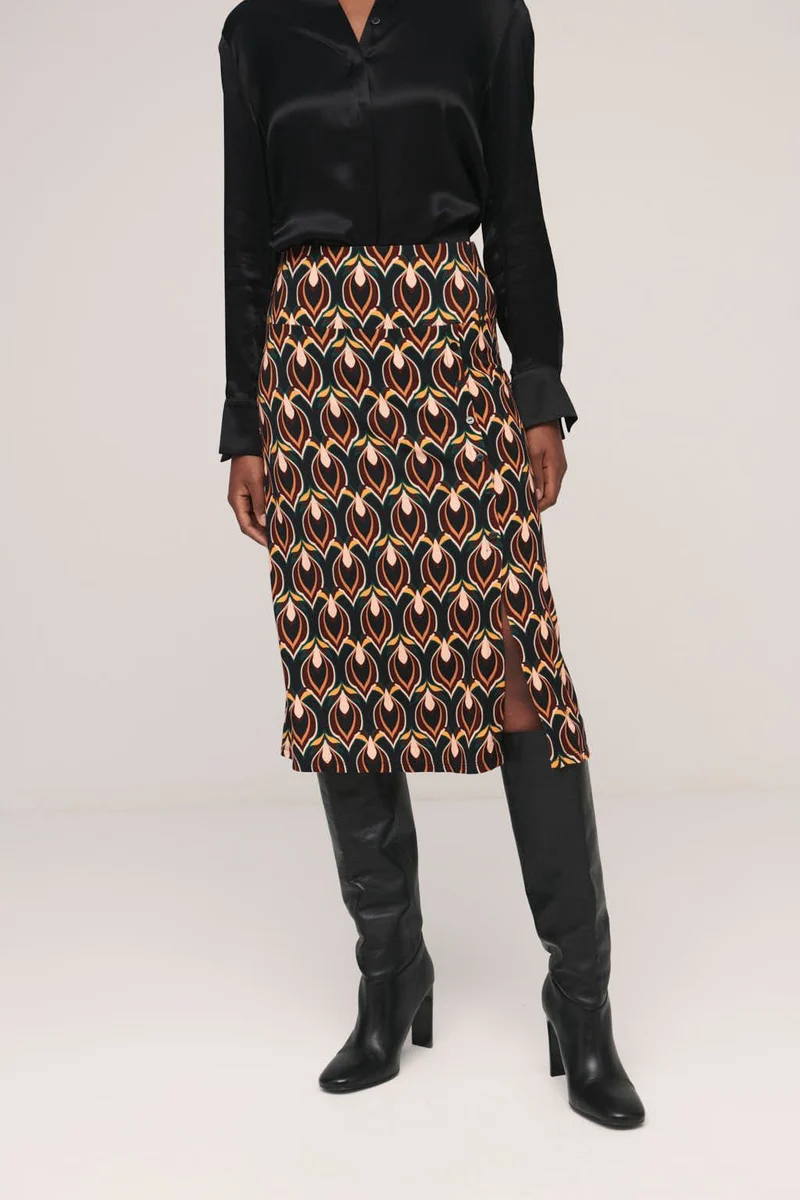 Halflange rok met grafische print | Surkana skirt with buttons black