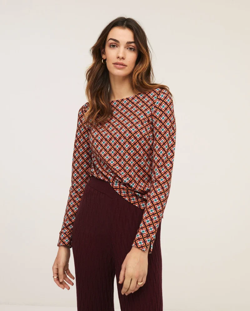 Top met optische print | Surkana printed T-shirt with boat neckline orange