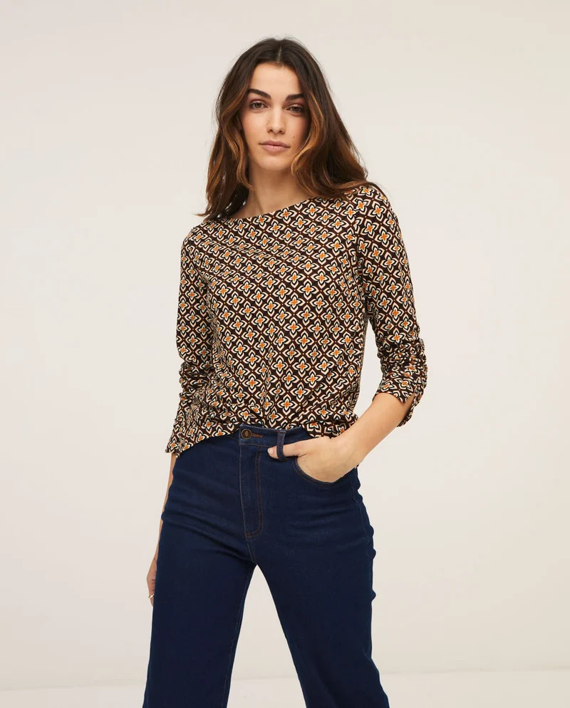 Top met optische print | Surkana printed T-shirt with boat neckline brown
