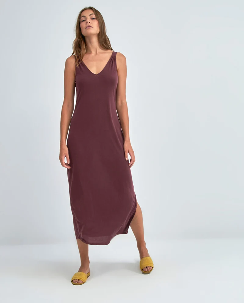 Jurk met leuk schouderdetail | Surkana dress with v-neckline and straps maroon