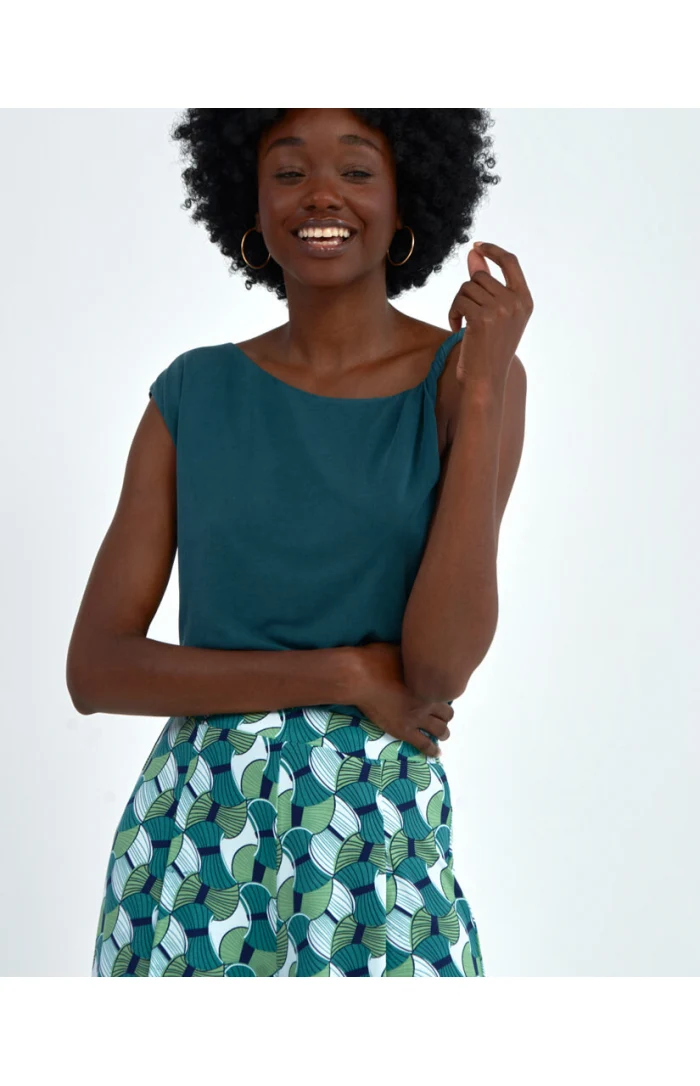 Groene A-symmetrische top | Surkana asymmetric top with twisted strap green