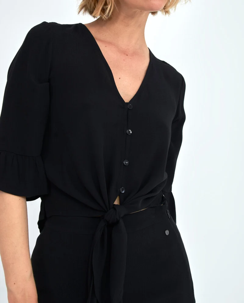 Zwarte blouse met V-hals | Surkana loose fit blouse with front bow black