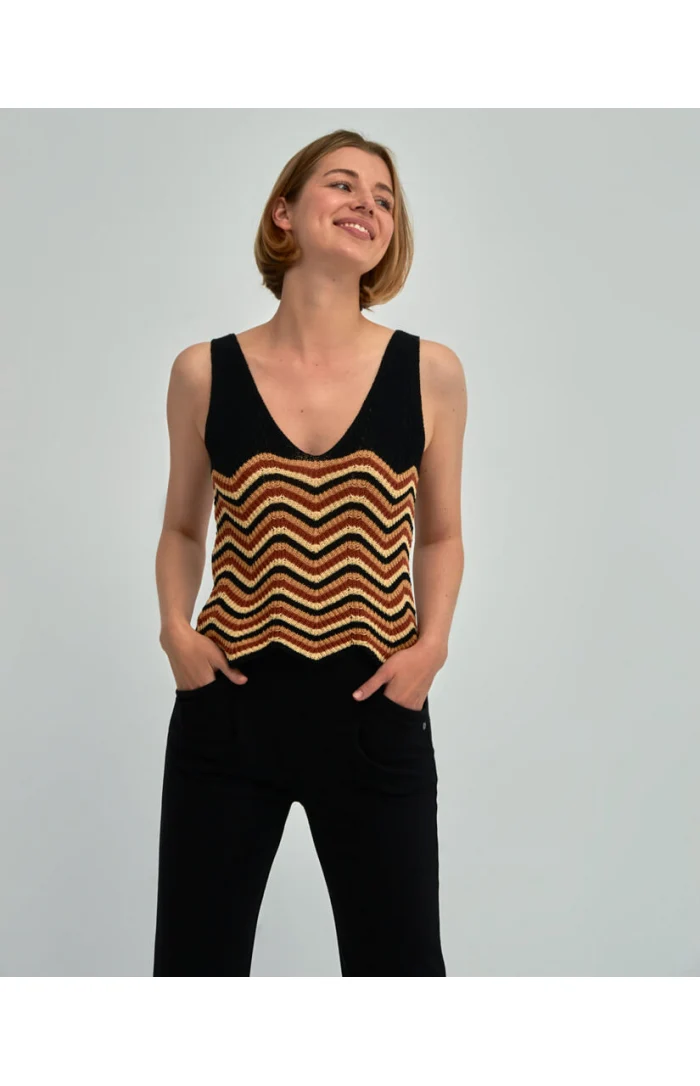 Surkana rounded neckline top with zigzag hem