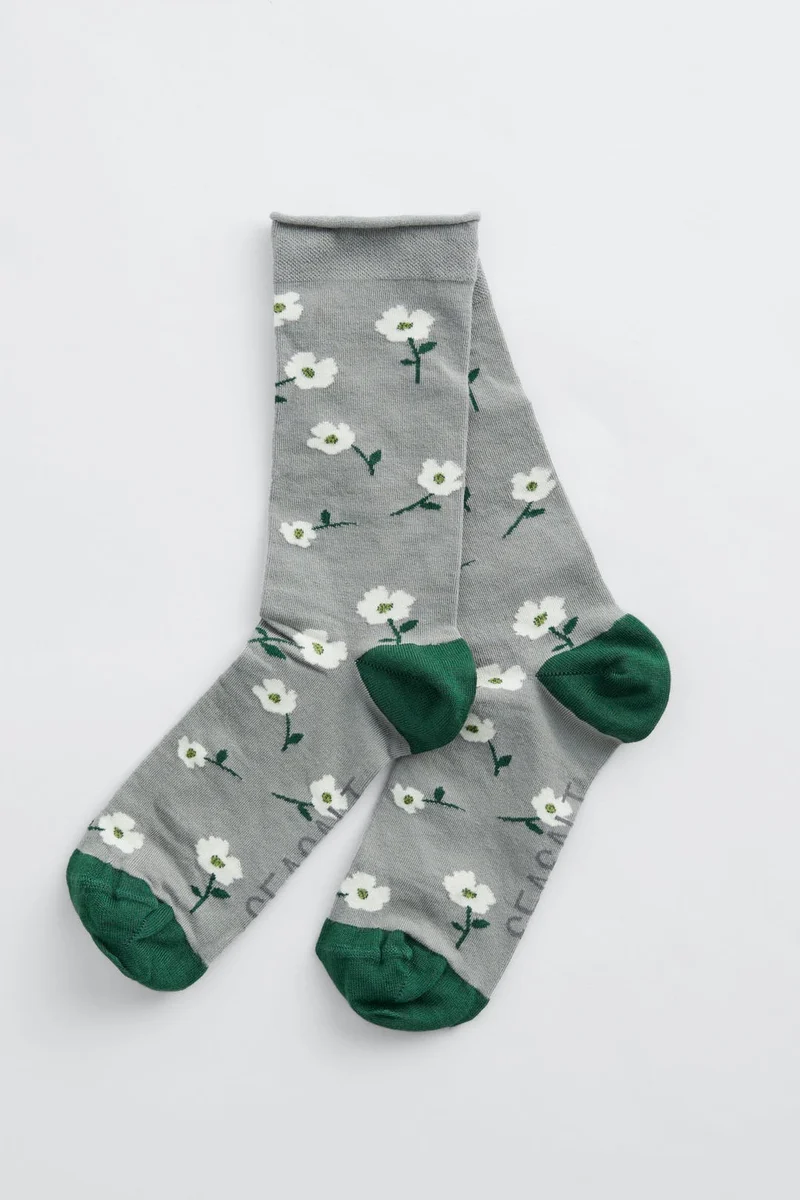 Grijze sok met bloemenprint | Seasalt Cornwall bamboo arty socks wild mallow floral cobble