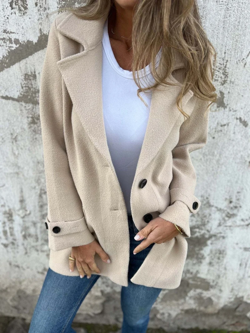 Tussenjas Dames met een Chique Reverskraag en Elegante Knoopdetails